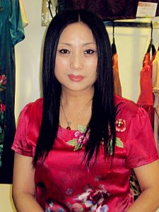 来自东北哈尔滨的服装店老板娘,喜欢穿高跟鞋秀腿