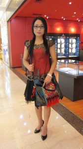 来自东北哈尔滨的服装店老板娘,喜欢穿高跟鞋秀腿