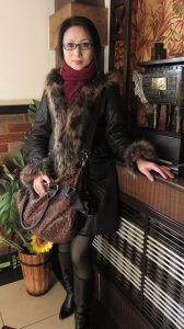 来自东北哈尔滨的服装店老板娘,喜欢穿高跟鞋秀腿