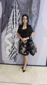 来自东北哈尔滨的服装店老板娘,喜欢穿高跟鞋秀腿