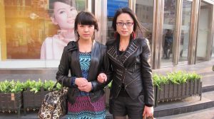 来自东北哈尔滨的服装店老板娘,喜欢穿高跟鞋秀腿