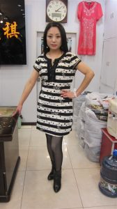 来自东北哈尔滨的服装店老板娘,喜欢穿高跟鞋秀腿