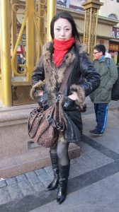 来自东北哈尔滨的服装店老板娘,喜欢穿高跟鞋秀腿