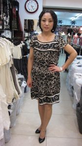 来自东北哈尔滨的服装店老板娘,喜欢穿高跟鞋秀腿