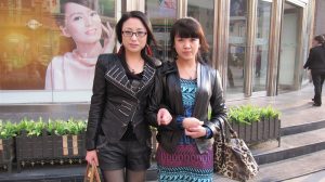 来自东北哈尔滨的服装店老板娘,喜欢穿高跟鞋秀腿