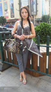 来自东北哈尔滨的服装店老板娘,喜欢穿高跟鞋秀腿