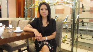 来自东北哈尔滨的服装店老板娘,喜欢穿高跟鞋秀腿