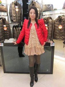 来自东北哈尔滨的服装店老板娘,喜欢穿高跟鞋秀腿