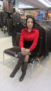 来自东北哈尔滨的服装店老板娘,喜欢穿高跟鞋秀腿