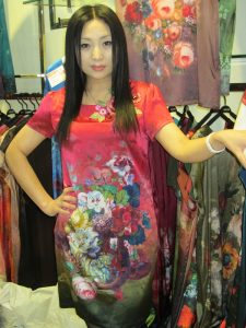 来自东北哈尔滨的服装店老板娘,喜欢穿高跟鞋秀腿