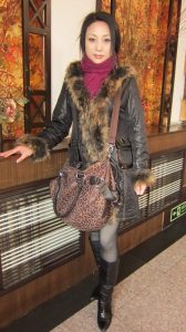 来自东北哈尔滨的服装店老板娘,喜欢穿高跟鞋秀腿