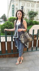 来自东北哈尔滨的服装店老板娘,喜欢穿高跟鞋秀腿