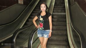 来自东北哈尔滨的服装店老板娘,喜欢穿高跟鞋秀腿