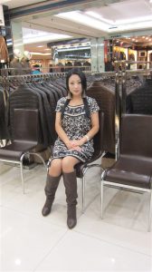 来自东北哈尔滨的服装店老板娘,喜欢穿高跟鞋秀腿