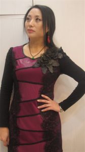 来自东北哈尔滨的服装店老板娘,喜欢穿高跟鞋秀腿