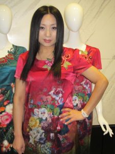 来自东北哈尔滨的服装店老板娘,喜欢穿高跟鞋秀腿