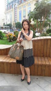 来自东北哈尔滨的服装店老板娘,喜欢穿高跟鞋秀腿