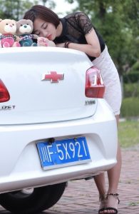 【媳妇当车模】人妻的白腿玉足