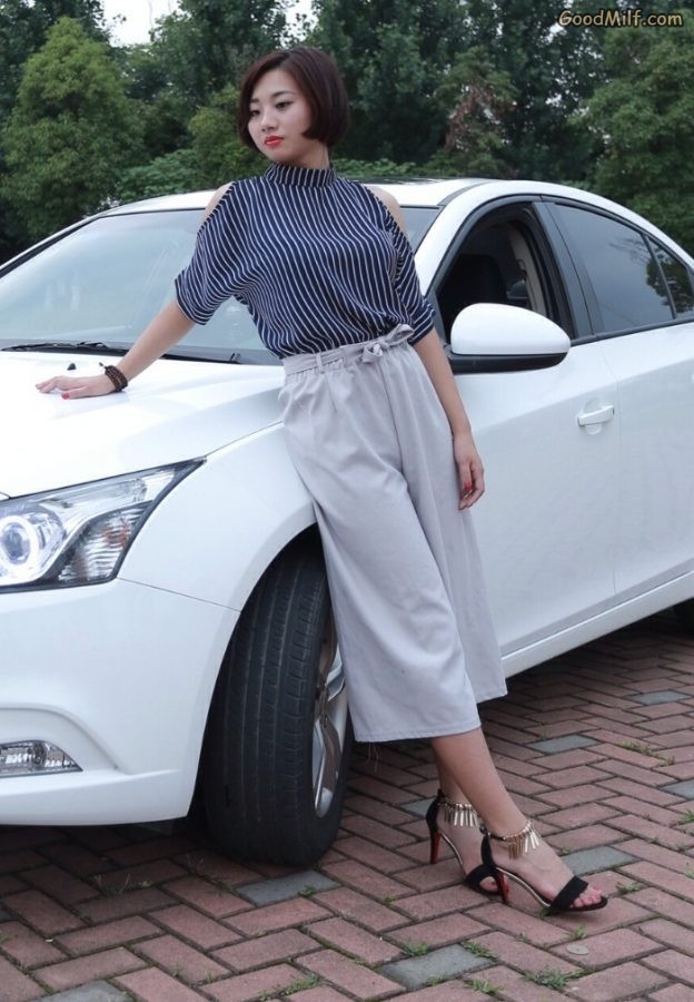 【媳妇当车模】人妻的白腿玉足[第14张/共14张]