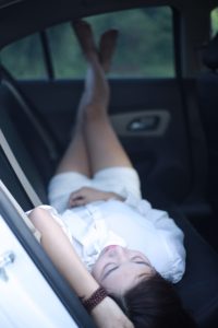 【媳妇当车模】人妻的白腿玉足