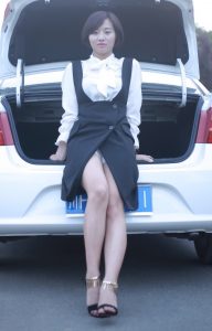 【媳妇当车模】人妻的白腿玉足