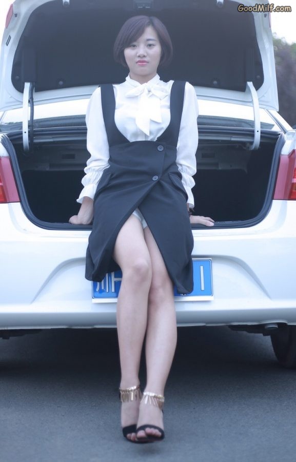 【媳妇当车模】人妻的白腿玉足[第4张/共14张]
