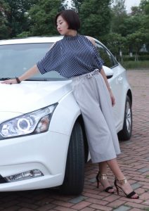 【媳妇当车模】人妻的白腿玉足