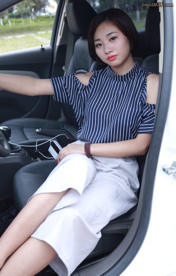 【媳妇当车模】人妻的白腿玉足[第9张/共14张]