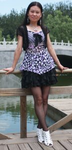 大姐在公园里尽情展示黑丝大腿