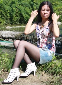 大姐在公园里尽情展示黑丝大腿