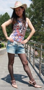 大姐在公园里尽情展示黑丝大腿