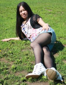 大姐在公园里尽情展示黑丝大腿