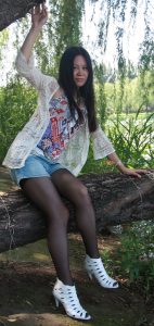 大姐在公园里尽情展示黑丝大腿