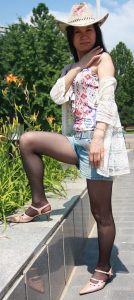 大姐在公园里尽情展示黑丝大腿