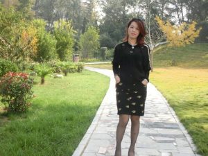 波浪长发大姐腿部丰满穿了精品渔网袜