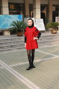 漂亮的气质贵妇游玩时拍的照片发给我看