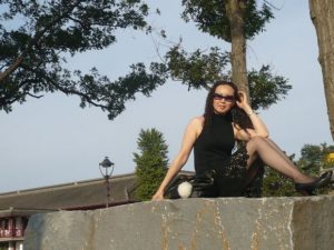 漂亮的气质贵妇游玩时拍的照片发给我看