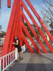 漂亮的气质贵妇游玩时拍的照片发给我看