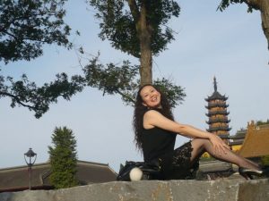 漂亮的气质贵妇游玩时拍的照片发给我看