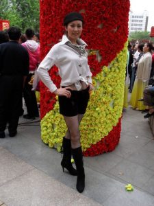 漂亮的气质贵妇游玩时拍的照片发给我看