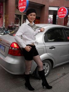 漂亮的气质贵妇游玩时拍的照片发给我看