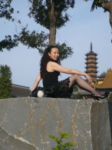 漂亮的气质贵妇游玩时拍的照片发给我看