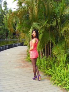 小美女公园游展示黑丝美腿2