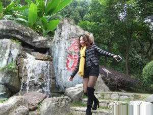 邻居阿姨喜欢穿黑丝靴子出去玩