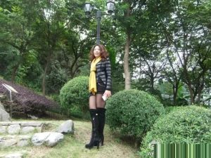 邻居阿姨喜欢穿黑丝靴子出去玩