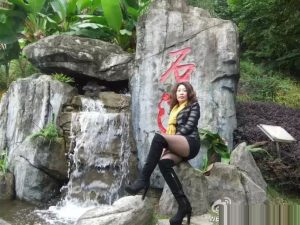 邻居阿姨喜欢穿黑丝靴子出去玩