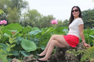 荷塘边穿丝袜带墨镜的美熟