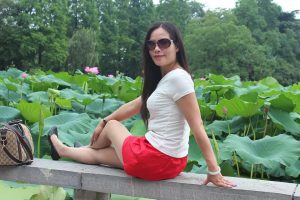 荷塘边穿丝袜带墨镜的美熟