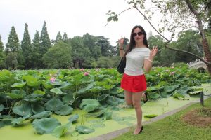 荷塘边穿丝袜带墨镜的美熟