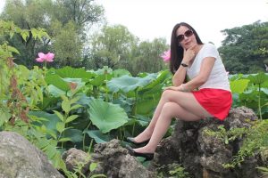 荷塘边穿丝袜带墨镜的美熟